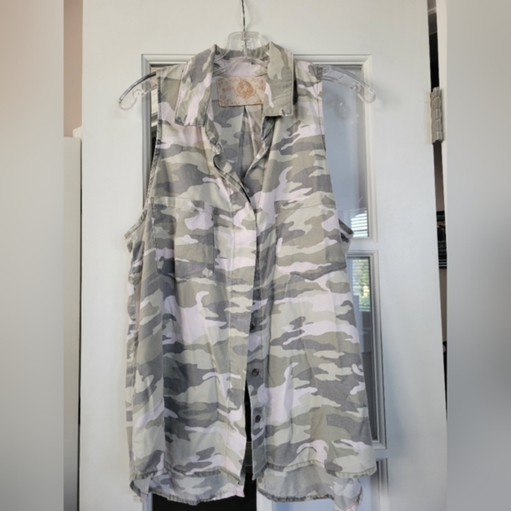 Bella Dahl Sleeveless camo button‎ down shirt size medium